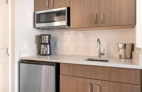 Las Vegas Complejo | Your Peaceful Vegas Oasis, Paradise- Hilton Studio Steps from Strip- Huge Pool