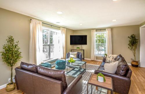 North Conway Casa | Your Perfect Blend of Views, Hot Tub, and Fun! home