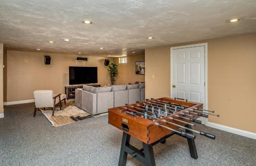 North Conway Casa | Your Perfect Blend of Views, Hot Tub, and Fun! home