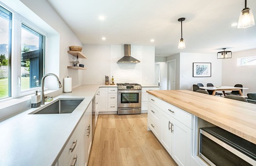 Revelstoke Casa | Your perfect mountain getaway / 5 min from RMR