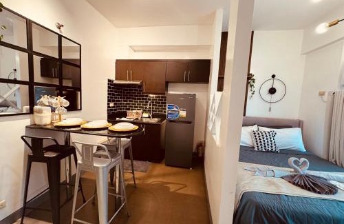 Pinagsama Apartamento | Your perfect retreat in Stamford! Enjoy our stylish, fully furnished studio just steps away from the vibrant Venice Mall
