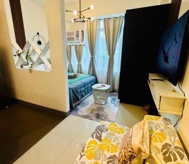 Pinagsama Apartamento | Your perfect retreat in Stamford! Enjoy our stylish, fully furnished studio just steps away from the vibrant Venice Mall