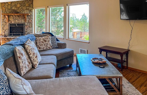 Crooked River Ranch Casa | Your Place Amongst the Mountains | House in Terrebonne with wood stove & games