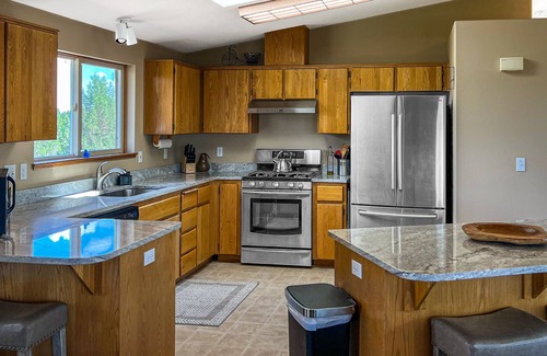 Crooked River Ranch Casa | Your Place Amongst the Mountains | House in Terrebonne with wood stove & games