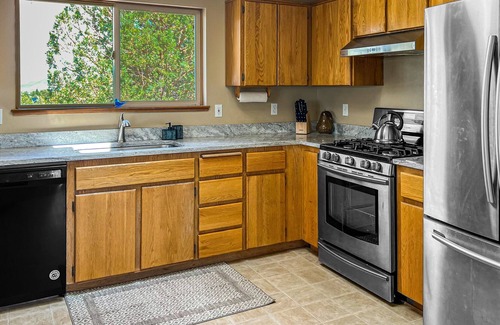 Crooked River Ranch Casa | Your Place Amongst the Mountains | House in Terrebonne with wood stove & games