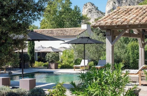 St.-Remy-de-Provence Casa | Your refuge in the heart of the Alps, a privileged location surrounded by pine trees.