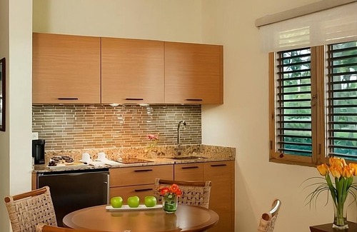 Carenero Apartamento | Your Relaxing Getaway Awaits! 2 Comfortable Units, Free Parking, Onsite Pools
