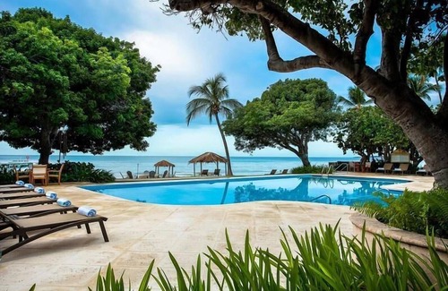 Carenero Apartamento | Your Relaxing Getaway Awaits! 2 Comfortable Units, Free Parking, Onsite Pools