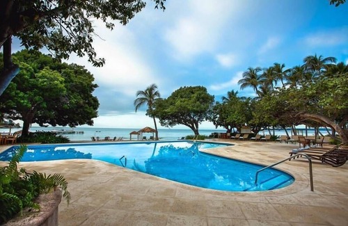 Carenero Apartamento | Your Relaxing Getaway Awaits! 2 Comfortable Units, Free Parking, Onsite Pools