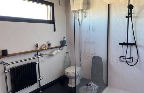 Marguerittes Cama Y Desayuno | Your rooftop room with private bathroom and terrace
