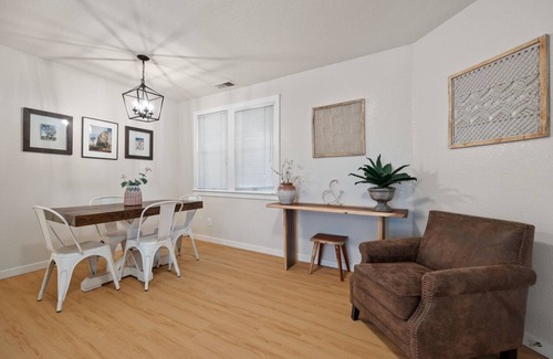 Sacramento Apartamento | Your Sacramento Escape:2BR Gem w/ Laundry &Netflix