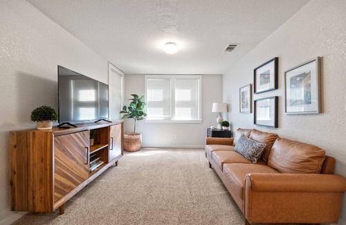 Sacramento Apartamento | Your Sacramento Escape:2BR Gem w/ Laundry &Netflix