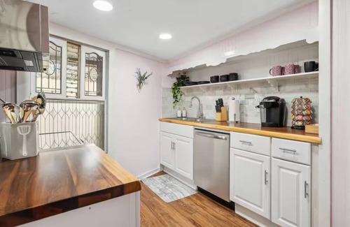 Eastside Casa | Your Savannah Pop Photo Booth+Walk to Froyle Park