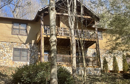 Waynesville Cabina | Your Smoky Mountain Cabin suite…In the heart of the Smokies. Dog friendly!