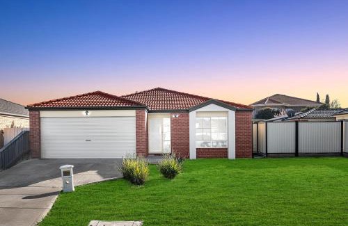 Tarneit Casa | Your Tarneit Escape - 4BR Home with Pool & BBQ