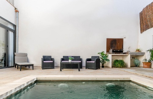 Muro Casa | YourHouse Can Jordi, casa de pueblo moderna, con piscina privada