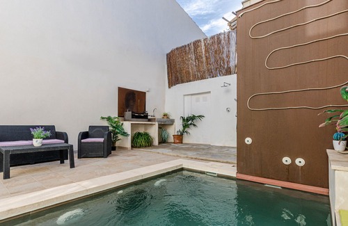 Muro Casa | YourHouse Can Jordi, casa de pueblo moderna, con piscina privada