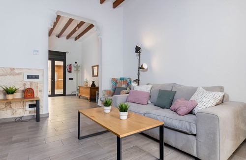 Muro Casa | YourHouse Can Jordi, casa de pueblo moderna, con piscina privada