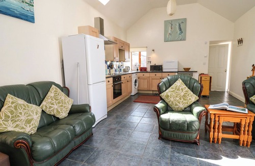 Carmarthen Cabaña | YR HEN YSGUBOR, pet friendly, with a garden in St Clears