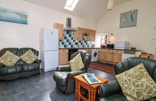 Carmarthen Cabaña | YR HEN YSGUBOR, pet friendly, with a garden in St Clears