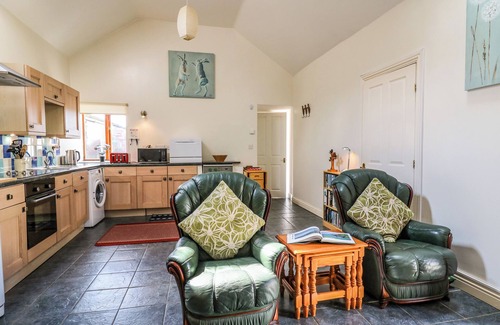 Carmarthen Cabaña | YR HEN YSGUBOR, pet friendly, with a garden in St Clears