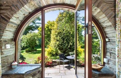 Whitland Casa | Ysgubor Ganol