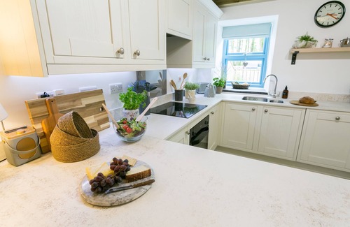 Llanddaniel Fab Cabaña | Ysgubor Wennol (Swallow Barn) - a cosy fire that sleeps 4 guests in 2 bedrooms