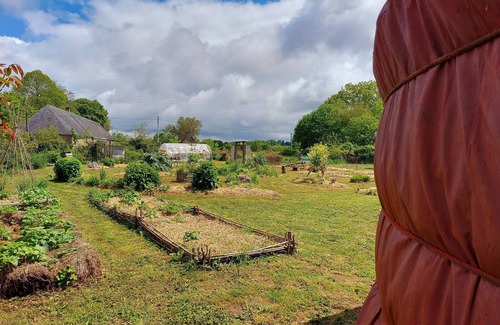 Montenay Cabaña | Escápate a una Yurt en Montenay: Naturaleza, Tranquilidad y Diversión para Familia