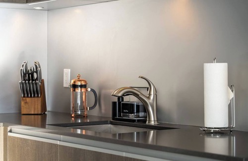 Victoria Park Apartamento | YYC Tallest Residential Tower - Parking, AC