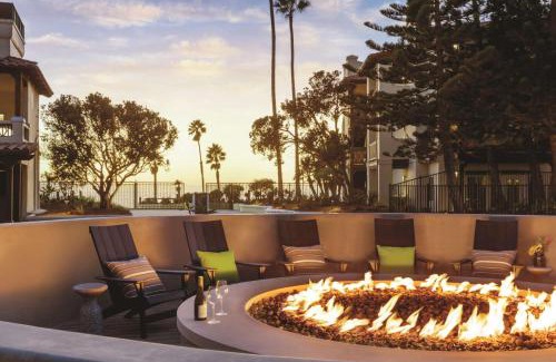 Oxnard Shores Complejo | Zachari Dunes on Mandalay Beach, Curio Collection by Hilton