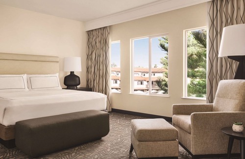 Oxnard Shores Complejo | Zachari Dunes on Mandalay Beach, Curio Collection by Hilton