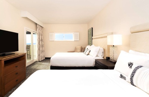 Oxnard Shores Complejo | Zachari Dunes on Mandalay Beach, Curio Collection by Hilton