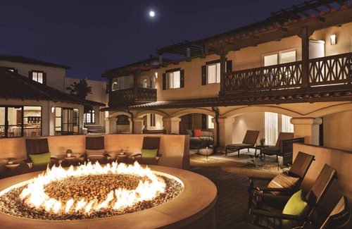 Oxnard Shores Complejo | Zachari Dunes on Mandalay Beach, Curio Collection by Hilton