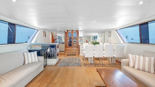 Palais des Festivals - Old Port Alquiler De Eote | Zaffiro Yacht - Festival de la plaisance Cannes 2024