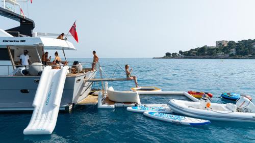Palais des Festivals - Old Port Alquiler De Eote | Zaffiro Yacht - Festival de la plaisance Cannes 2024