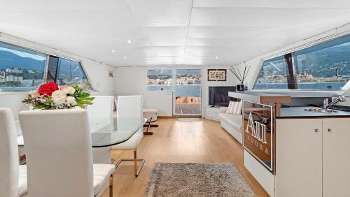 Palais des Festivals - Old Port Alquiler De Eote | Zaffiro Yacht - Festival de la plaisance Cannes 2024