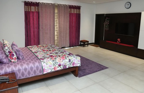 Model Town Casa | Zaha Home:Glanz Luxe-1BR+kitchenette+terrace in Upper portion of 6kanal Bungalow