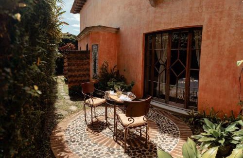 Antigua Guatemala Cama Y Desayuno | Zahar Boutique Stay Volcano Views and Pool