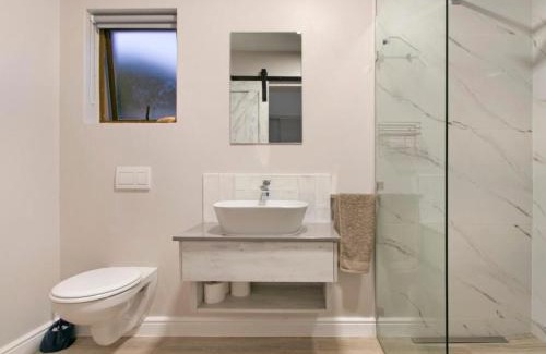 Mountainside Apartamento | Zaria Sun Cottage by Host Agents