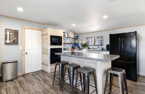 Williamson Otro | Cozy cottage stay on a Prescott ranch | zebras| farm animals| mountain views | easy access to trails