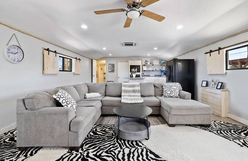 Williamson Otro | Cozy cottage stay on a Prescott ranch | zebras| farm animals| mountain views | easy access to trails