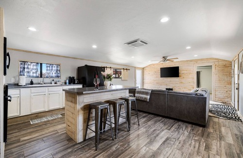 Williamson Otro | Cozy cottage stay on a Prescott ranch | zebras| farm animals| mountain views | easy access to trails