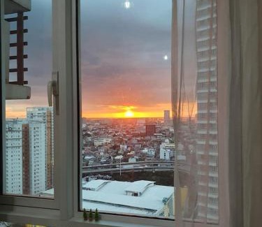 San Lorenzo Apartamento | Zeke Suite At Beacon Tower Amorsolo unit 2330