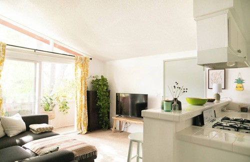Thousand Oaks Apartamento | Zen Bungalow w/King Bed, Parking, Pool, Balcony