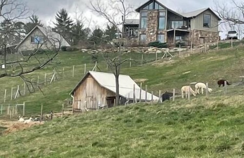 Alexander Casa | Zen Carriage House at French Broad River Farms