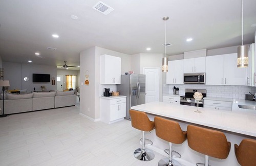 Conroe Casa | Zen Estates-Townhome for Small Group 3Br Modern Retreat Near Lake Conroe!