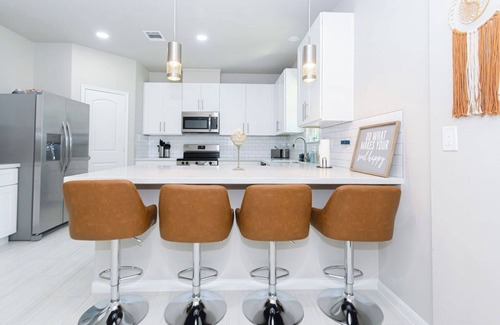 Conroe Casa | Zen Estates-Townhome for Small Group 3Br Modern Retreat Near Lake Conroe!