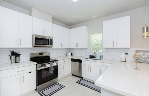 Conroe Casa | Zen Estates-Townhome for Small Group 3Br Modern Retreat Near Lake Conroe!