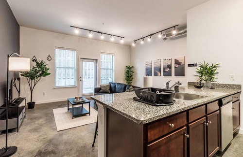 Downtown Memphis Apartamento | Zen Garden KING SUITE downtown + POOL & GYM