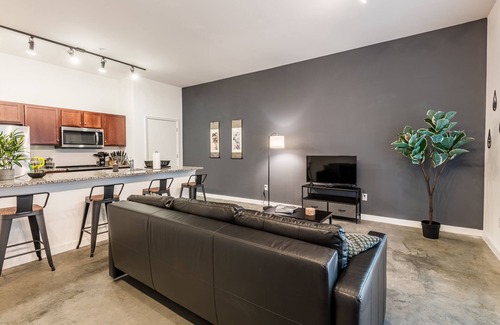 Downtown Memphis Apartamento | Zen Garden KING SUITE downtown + POOL & GYM